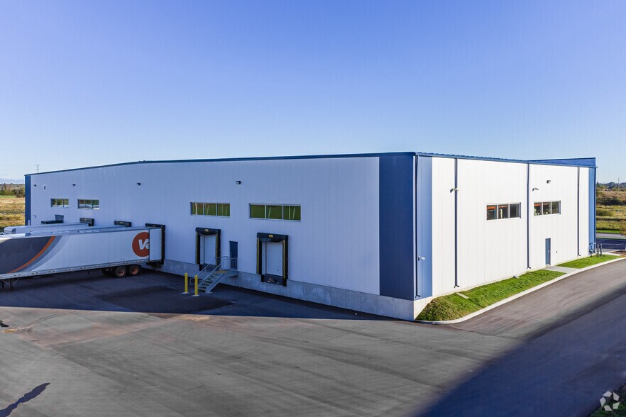 More Photos Of 2 Bill Leathem Dr, Ottawa Light Distribution For Lease