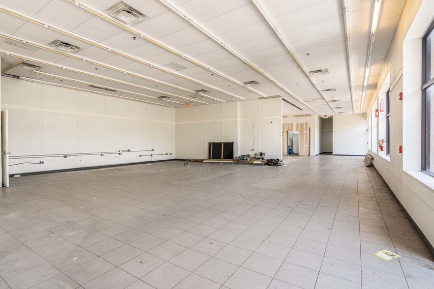 More Photos Of 547-564 Sayre Ave, Perth Amboy Storefront For Lease