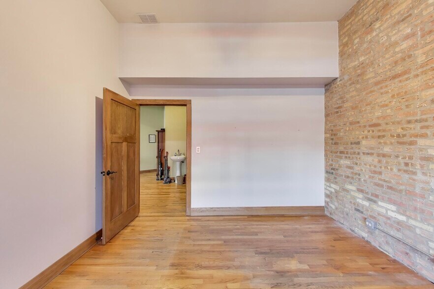 More Photos Of 1811-1819 W North Ave, Chicago Office For Lease