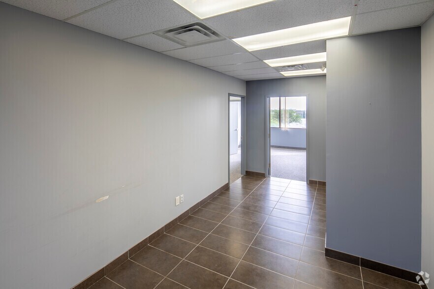 More Photos Of 700 Dorval Dr, Oakville Unknown For Lease