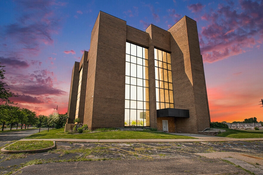 More Photos Of 400 Riverview Dr, Benton Harbor Office Residential For Sale