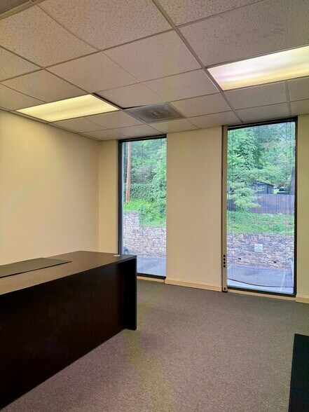 More Photos Of 3902-3904 Franklin Rd, Roanoke Office For Lease
