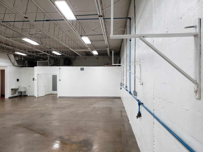 More Photos Of 3059-3061 SE Monroe St, Stuart Warehouse For Lease