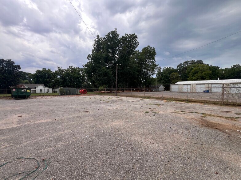 More Photos Of 211 W Walnut Ave, McKenzie General Retail For Lease