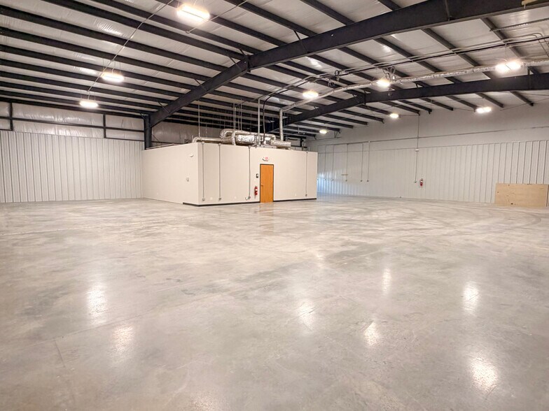 More Photos Of 4173 N 20th St, Ozark Warehouse For Lease