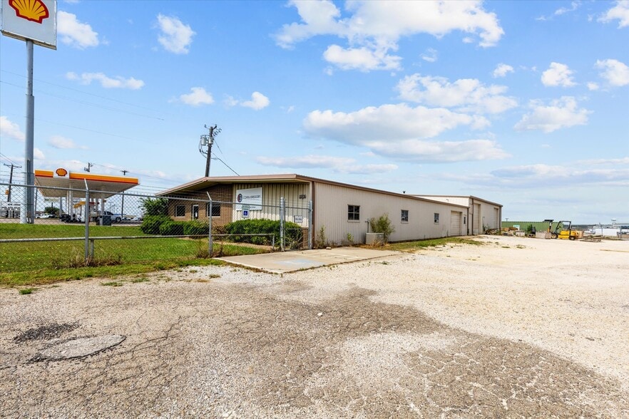 More Photos Of 2305 N Main St, Cleburne Flex For Sale