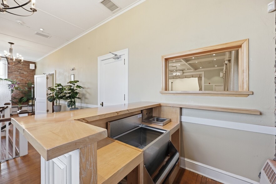 More Photos Of 43 Naubuc Ave, Glastonbury Flex For Sale