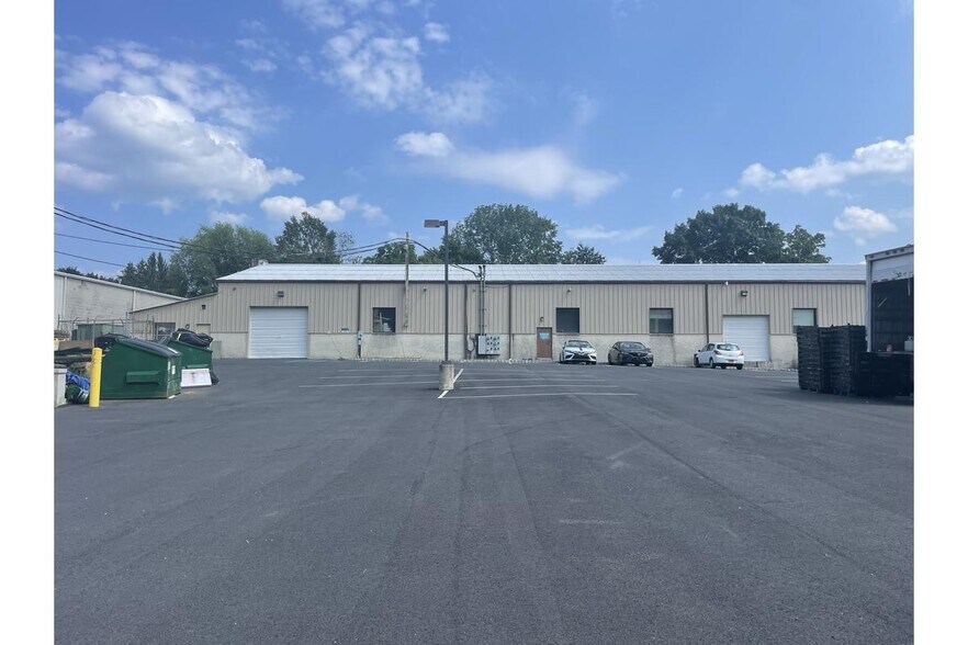 More Photos Of 300 W Stiger St, Hackettstown Distribution For Lease