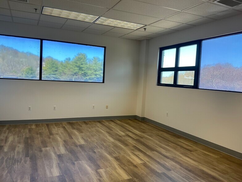 More Photos Of 2 Lakewood Rd, Waterbury Office For Lease