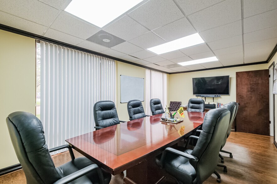 More Photos Of 8200 Westglen Dr, Houston Loft Creative Space For Lease