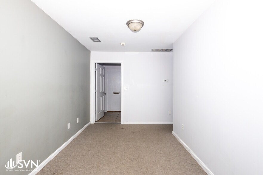 More Photos Of 3493 Lansdowne Dr, Lexington Office For Lease