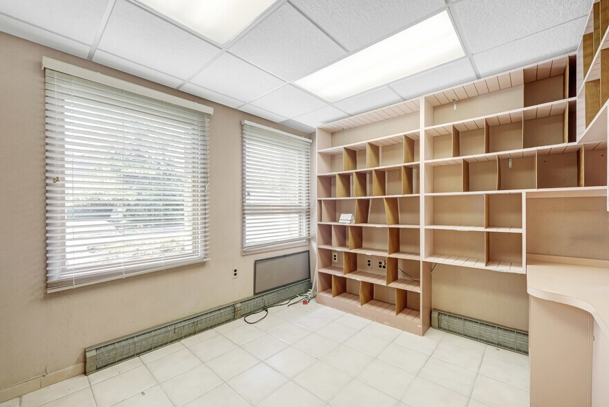 More Photos Of 385 S Maple Ave, Glen Rock Medical For Lease