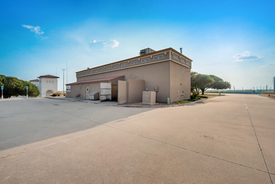 More Photos Of 5812 N Interstate 35, Denton Restaurant For Lease