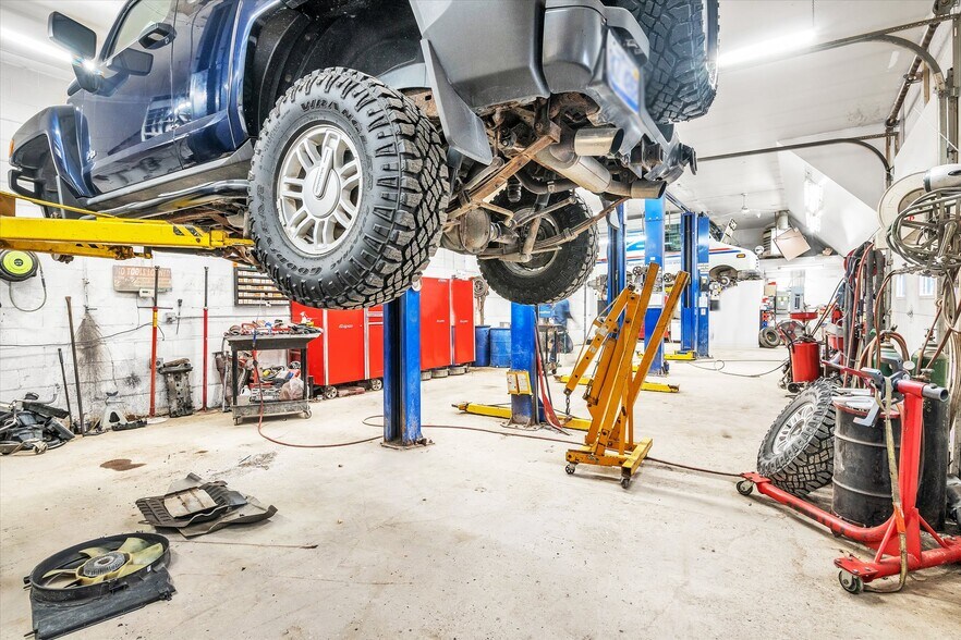 More Photos Of 9846 E Grand River Ave, Brighton Service For Sale