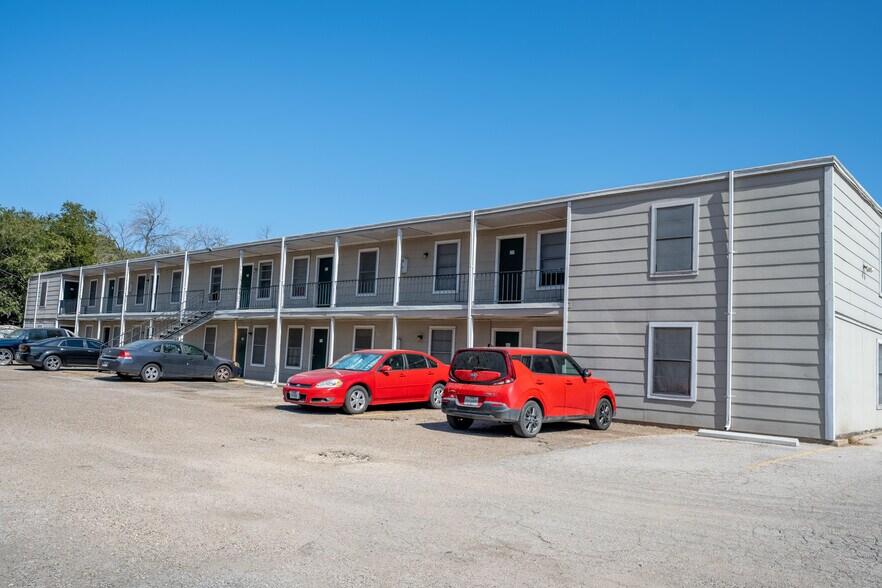 More Photos Of 5111 Interstate 35 N, Waco Apartments For Sale