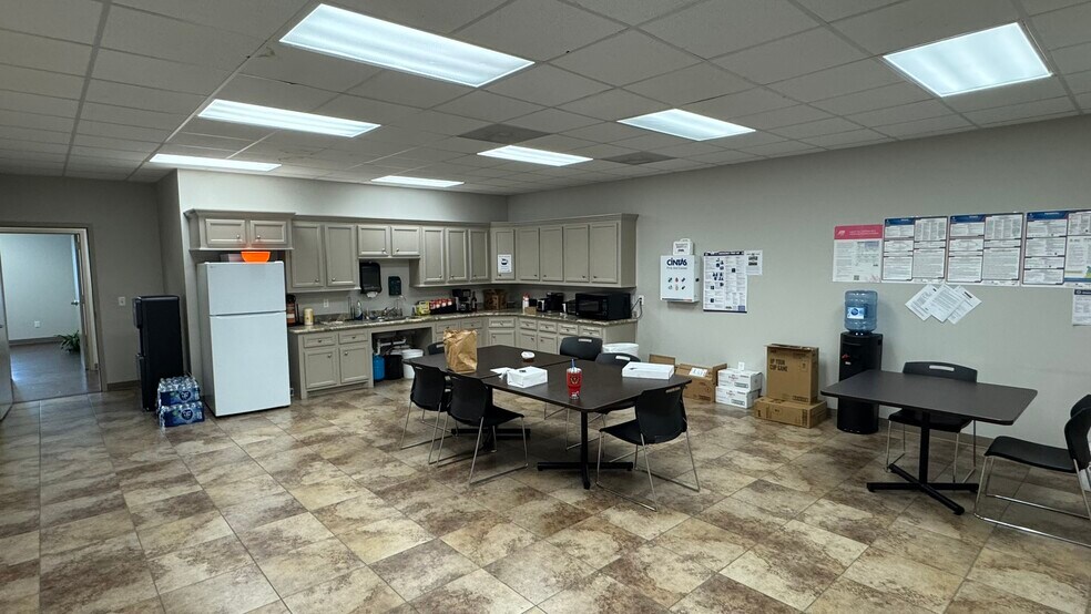 More Photos Of 6327 Thompson Rd, Baytown Truck Terminal For Lease