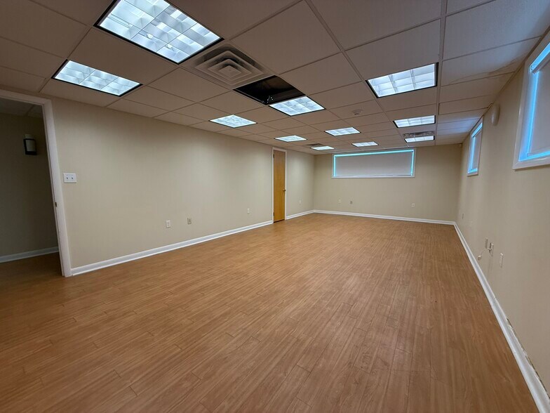 More Photos Of 584 Wyoming Ave, Kingston Medical For Sale
