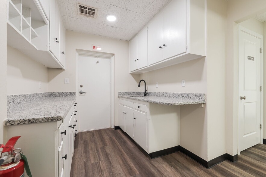 More Photos Of 2812-2816 W Hefner Rd, Oklahoma City Office For Lease