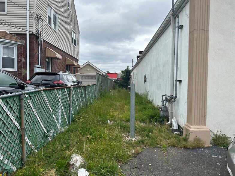 More Photos Of 635 Jerusalem Ave, Uniondale Freestanding For Lease