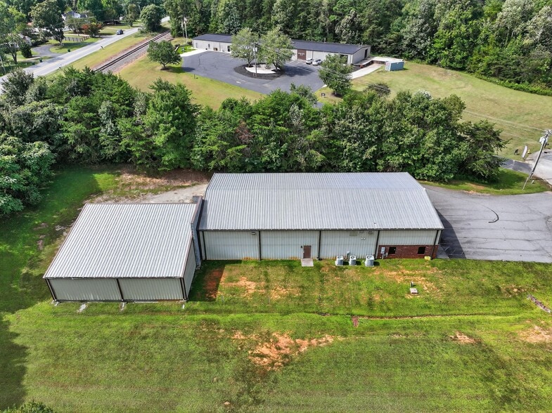 More Photos Of 215 Peddycord Park Ct, Kernersville Warehouse For Lease