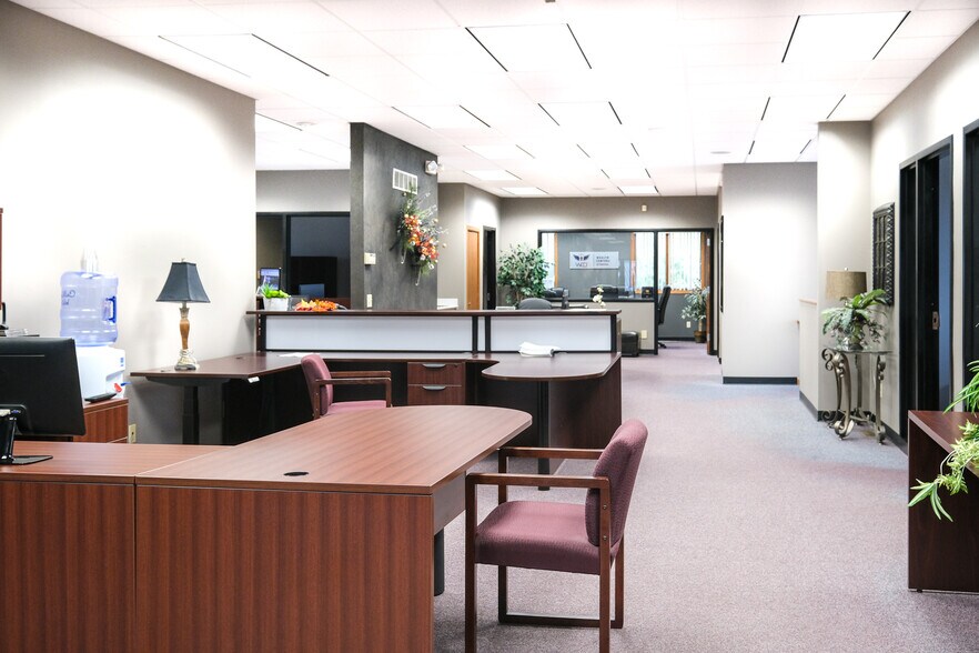 More Photos Of 40 Good Counsel Dr, Mankato Office For Sale