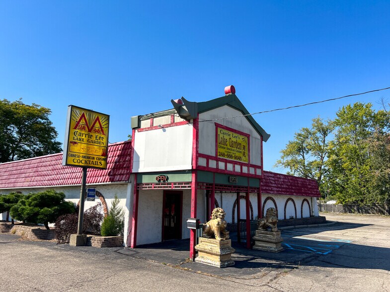 More Photos Of 7890 Highland Rd, Waterford Freestanding For Sale