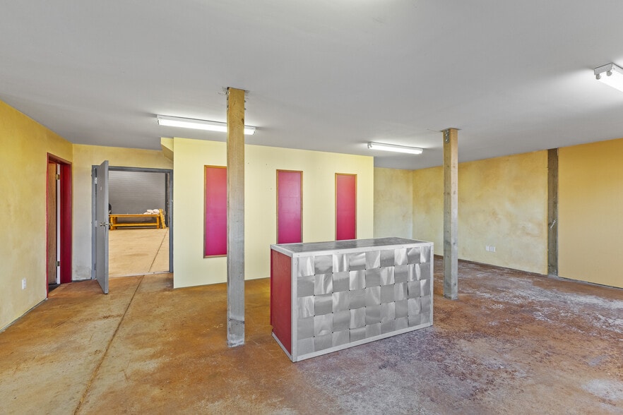 More Photos Of 100 N 7th St, Lakeside Showroom For Sale