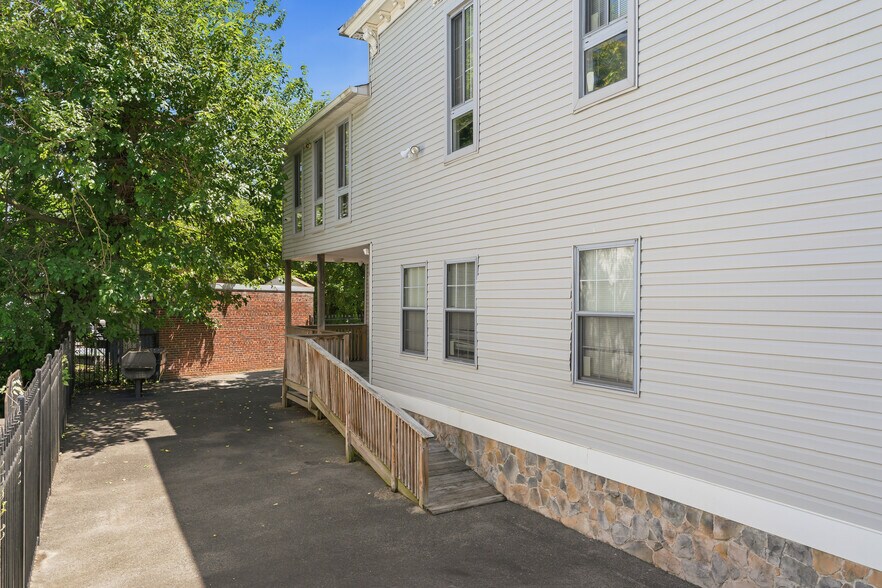 More Photos Of 1512 Marion Barry Ave SE, Washington Office For Sale