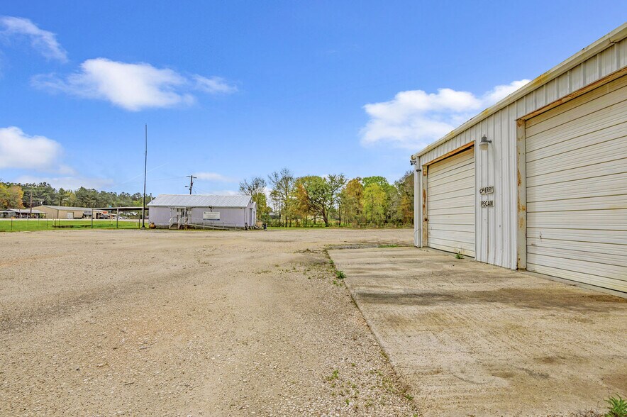 More Photos Of 21034 US Highway 96 S, Kirbyville Flex For Sale
