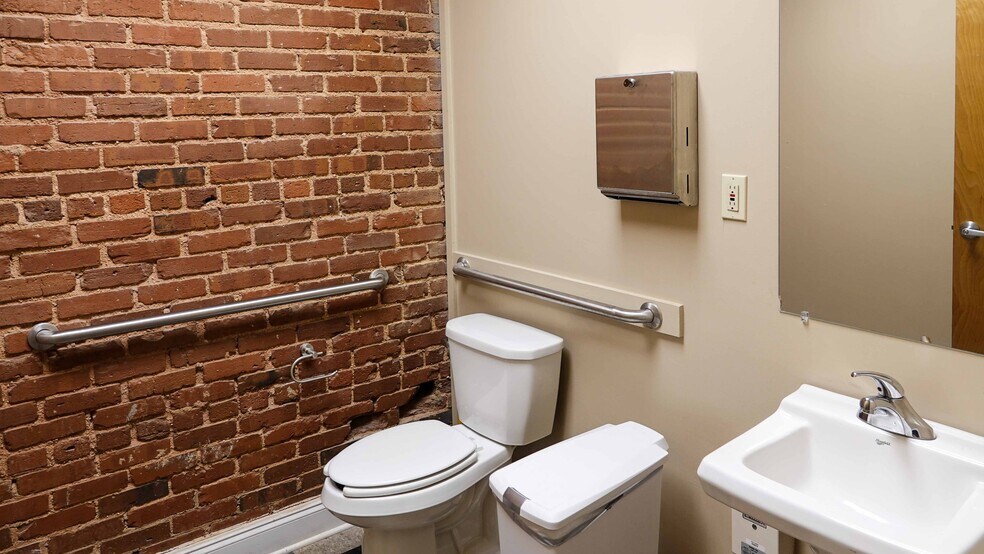 More Photos Of 1021 S Main St, Greenville Freestanding For Lease