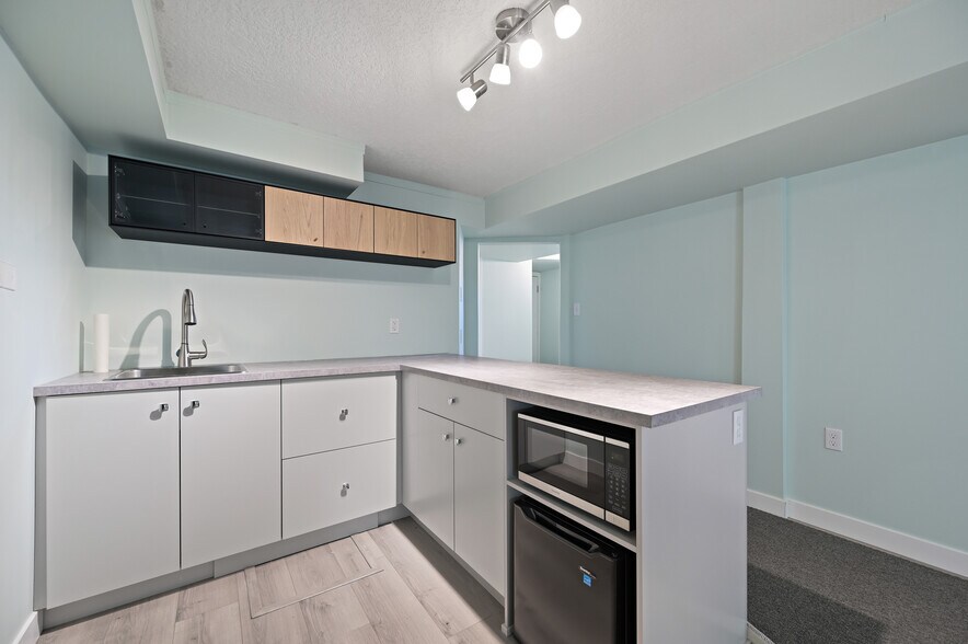 More Photos Of 132 17 Avenue NW, Calgary Office For Sale