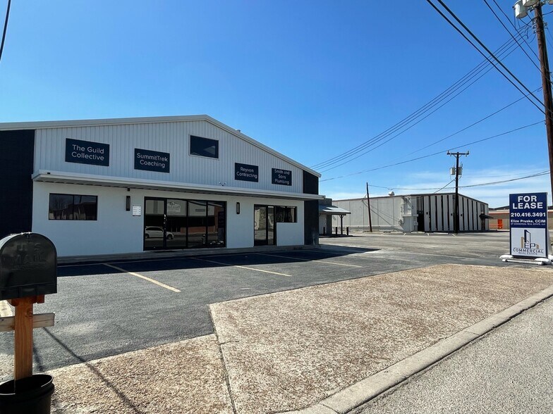 More Photos Of 2118 Mannix Dr, San Antonio Showroom For Sale