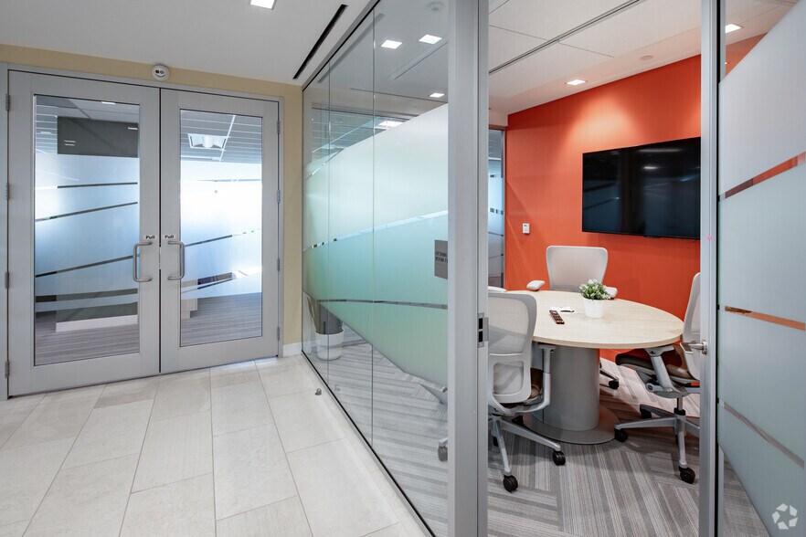 More Photos Of 1290 Central Pky W, Mississauga Office For Lease