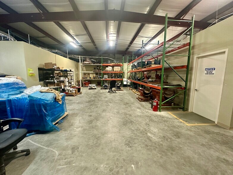 More Photos Of 4904 Railroad St, Deer Park Service For Lease