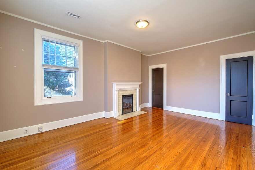More Photos Of 1011 E Washington St, Greenville Office For Lease