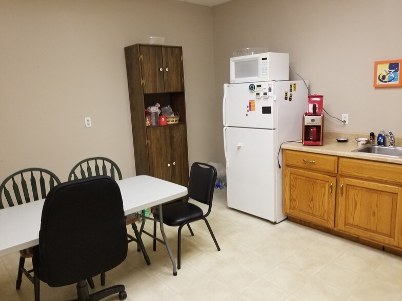 More Photos Of 239 Ash St, Tipton Medical For Lease