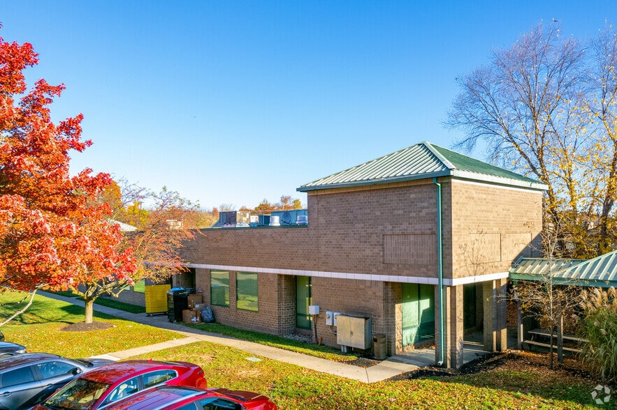 More Photos Of 800-880 Town Center Dr, Langhorne Unknown For Lease