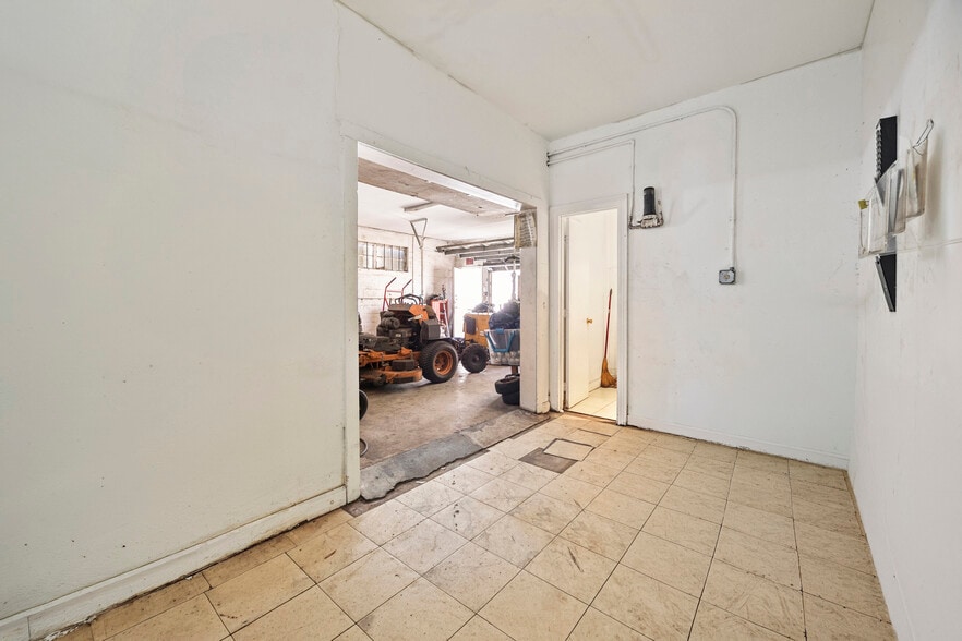 More Photos Of 3085 2nd Ave N, Palm Springs Freestanding For Sale