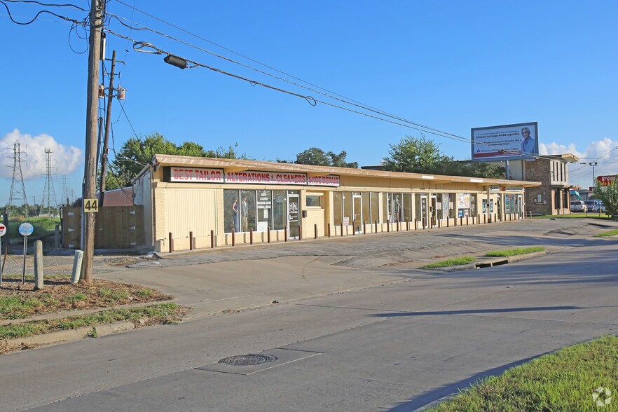 More Photos Of 401-415 Edgebrook Dr, Houston General Retail For Sale