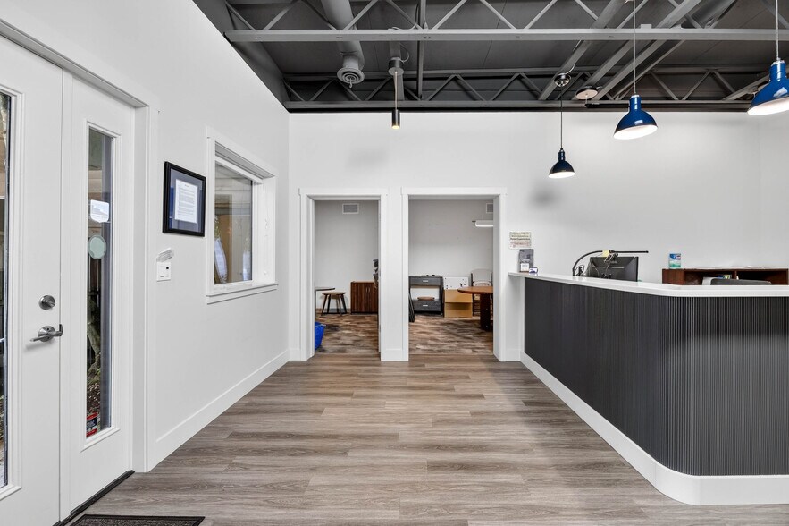 More Photos Of 5639 California Ave SW, Seattle Office For Sale