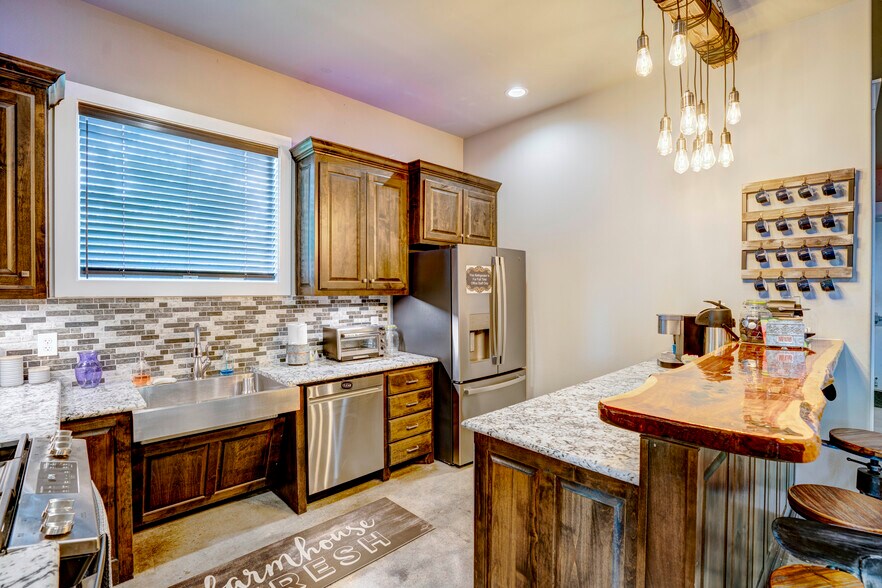 More Photos Of 5805 Starnes Rd, Watauga Office For Sale