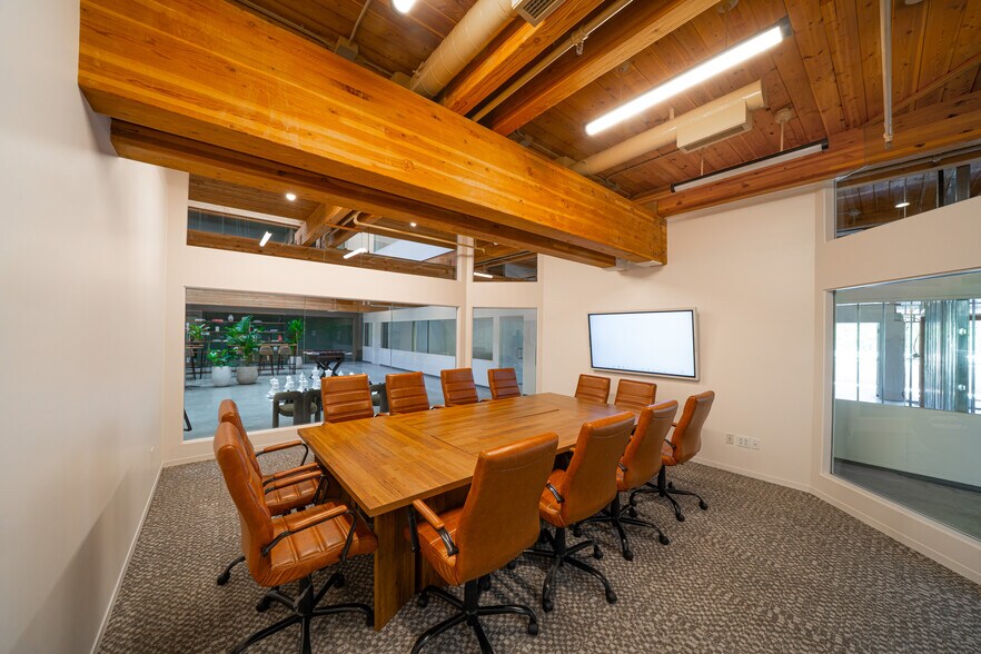 More Photos Of 4444 W Lakeside Dr, Burbank Office For Lease