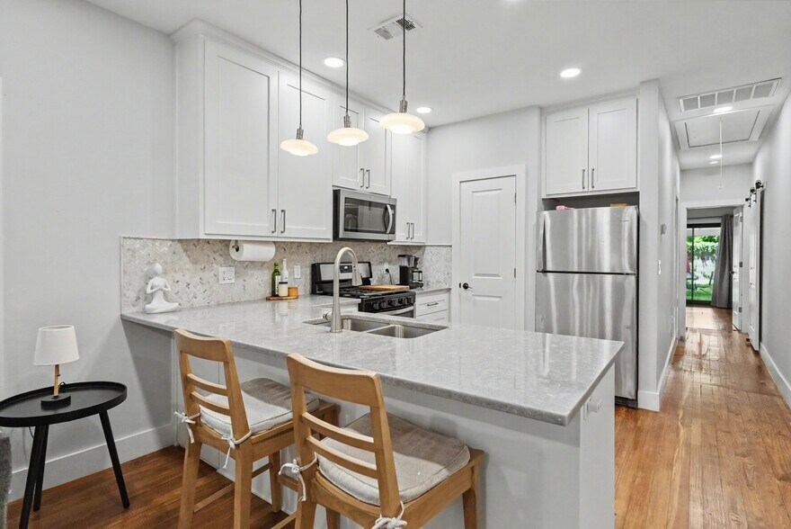 More Photos Of 2506 E Cesar Chavez St, Austin Specialty For Lease