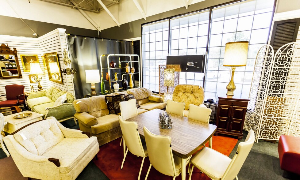 More Photos Of 6289 N Oak Tfwy, Gladstone Unknown For Sale