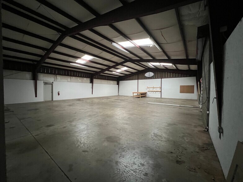 More Photos Of 4952 Tufts Rd, Mobile Warehouse For Lease