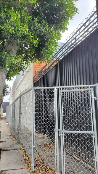 More Photos Of 2301-2305 S Main St, Los Angeles Warehouse For Lease