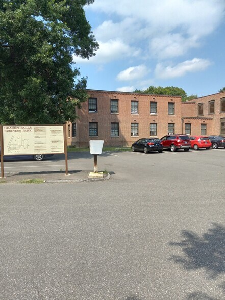 More Photos Of 141 S Main St, Beacon Falls Service For Lease