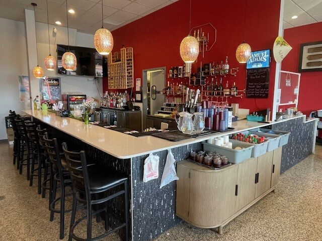 More Photos Of 11712 Ulysses St NE, Blaine Freestanding For Lease