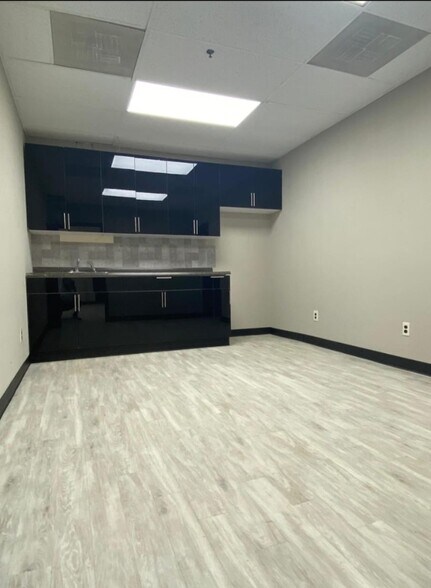 More Photos Of 48 Industrial St W, Clifton Warehouse For Lease