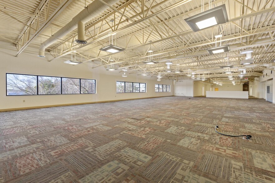 More Photos Of 1820 Midpark Rd, Knoxville Light Distribution For Lease